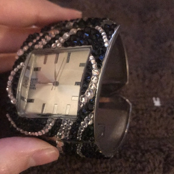 Stunning black and white watch - Picture 2 of 5